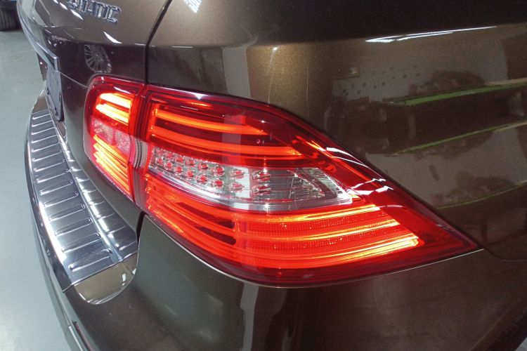 奔驰M级 2015款 ML 320 4MATIC车身外观9