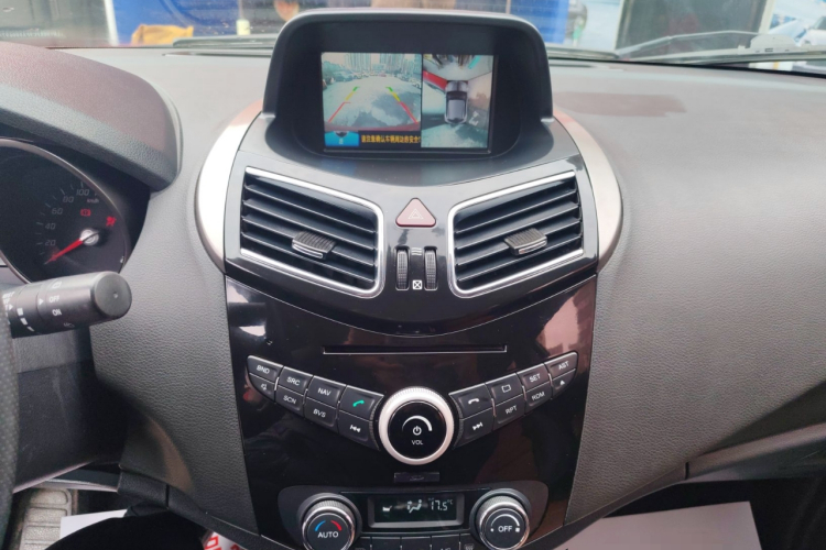 海马S5 2015款 1.5T CVT旗舰型中控内饰16