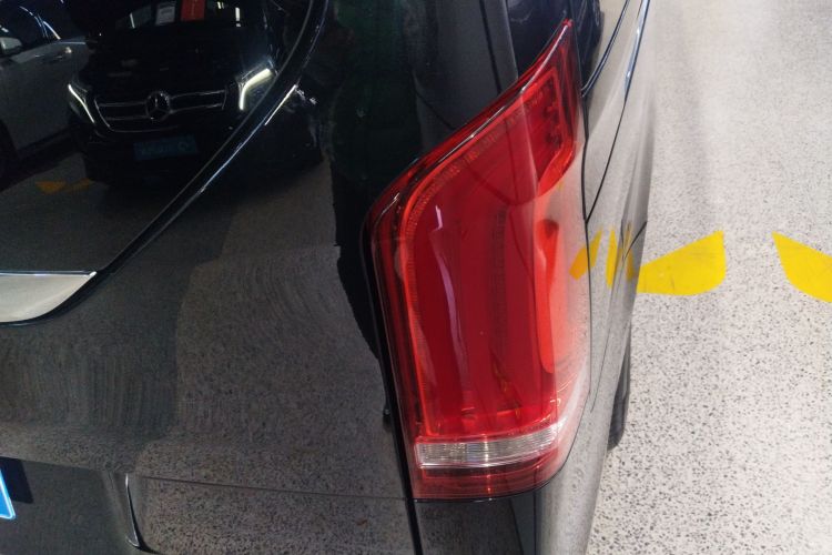 奔驰V级 2018款 V 260 尊贵版 国VI车身外观9