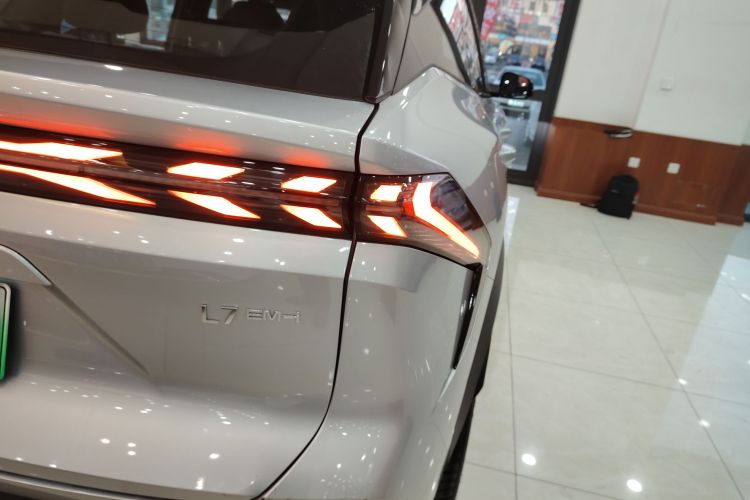 吉利银河 银河L7 2025款 EM-i 115km 远航版车身外观9