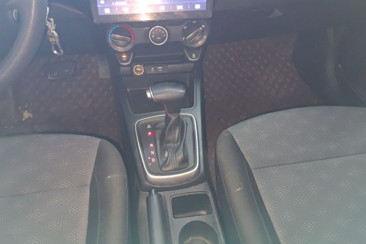 起亚K2 2017款 三厢 1.4L AT GLS中控内饰18