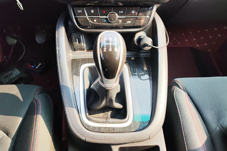 SWM斯威汽车 SWM斯威X7 2020款 2.0L 手动冠军版 7座中控内饰18