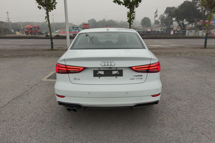 奥迪A3 2018款 30周年年型 Limousine 35 TFSI 运动型车身外观6