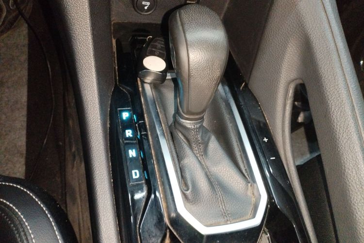 江铃 驭胜S350 2016款 2.0T 自动两驱汽油豪华版5座中控内饰18