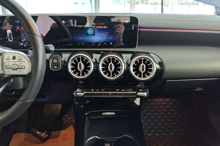 奔驰A级 2020款 改款 A 200 L 运动轿车时尚型中控内饰16