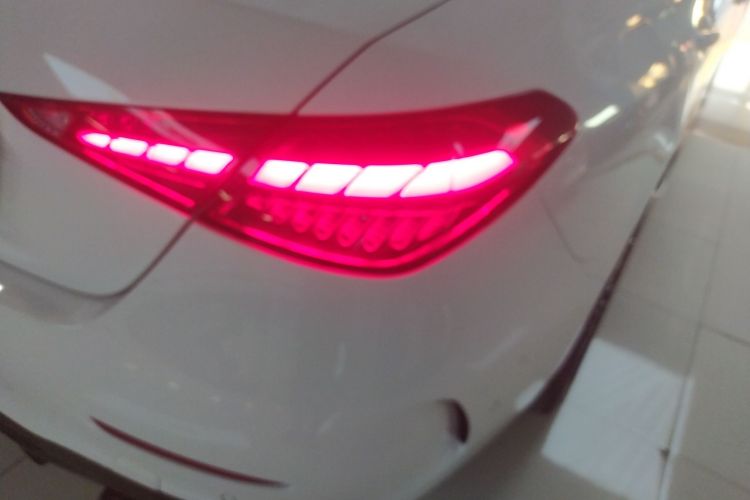 奔驰C级 2024款 改款二 C 260 L 运动版车身外观9