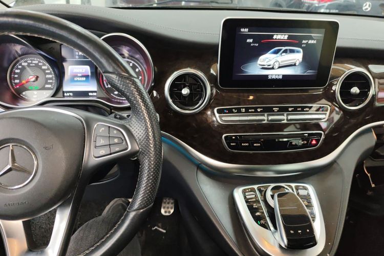 奔驰V级 2017款 V 260 L 尊贵加长版中控内饰16