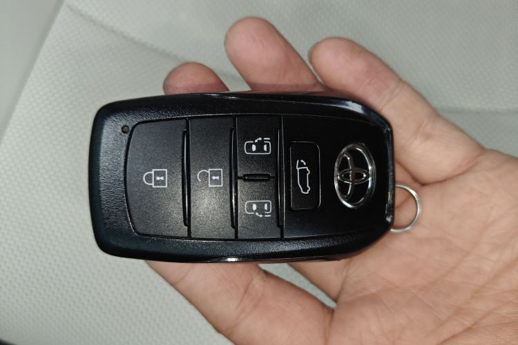 丰田 格瑞维亚 2024款 2.5L混动 旗舰ULTRA版中控内饰7001