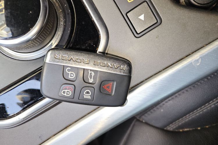 路虎 揽胜极光 2018款 240PS SE 智耀版中控内饰11