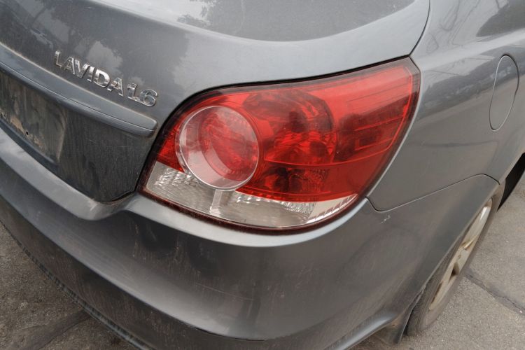 大众 朗逸 2011款 1.6L 手动品悠版车身外观9