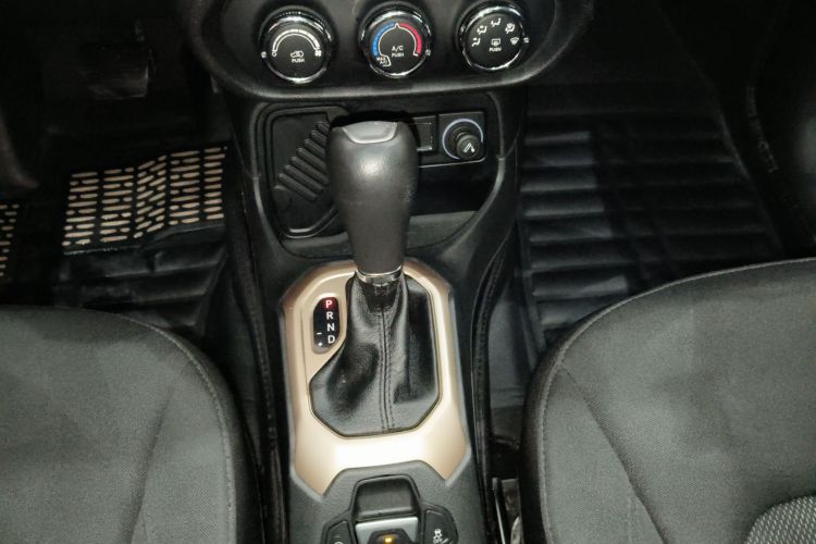 Jeep 自由侠 2017款 180T 自动高能版中控内饰18