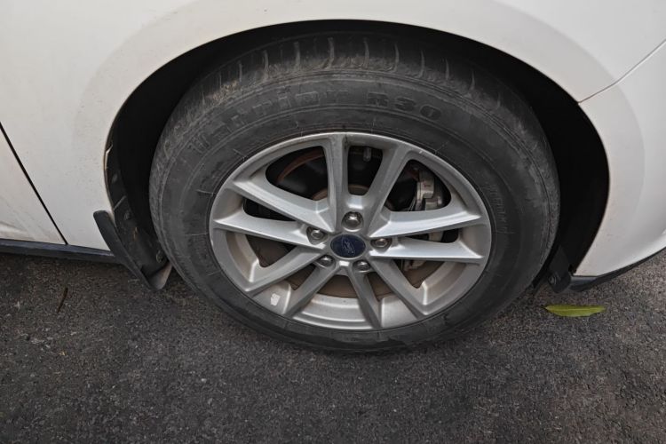 福特 福克斯 2018款 三厢经典 1.6L 自动风尚型智行版车身外观10