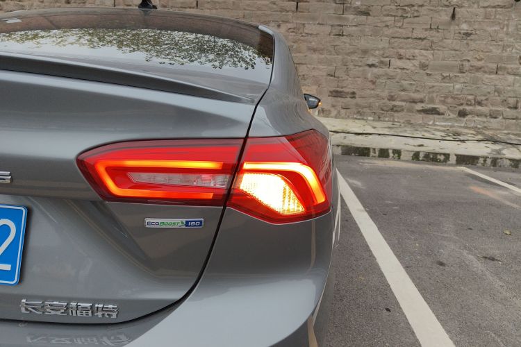福特 福克斯 2022款 三厢 EcoBoost 180 自动ST Line车身外观6006