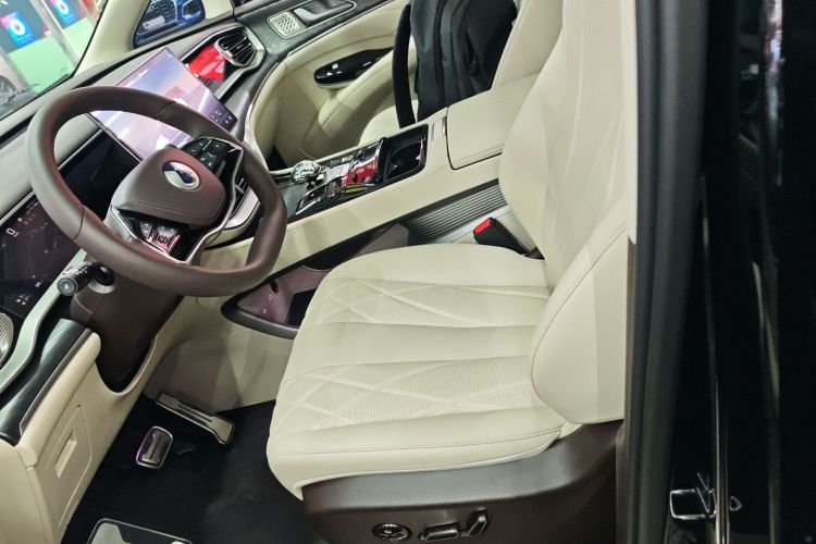 腾势D9 2025款 DM-i 四驱尊航型中控内饰19