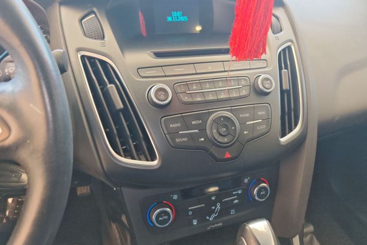 福特 福克斯 2015款 三厢 EcoBoost 125 自动超能风尚型中控内饰16