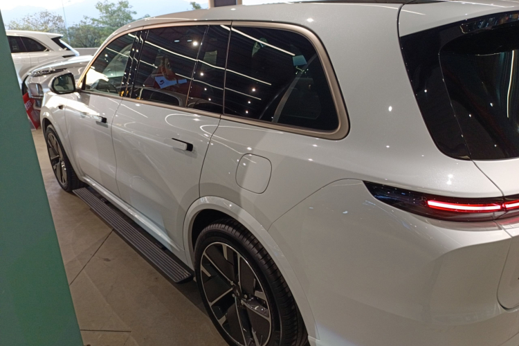 理想汽车 理想L9 2025款 Ultra 智能焕新版车身外观4