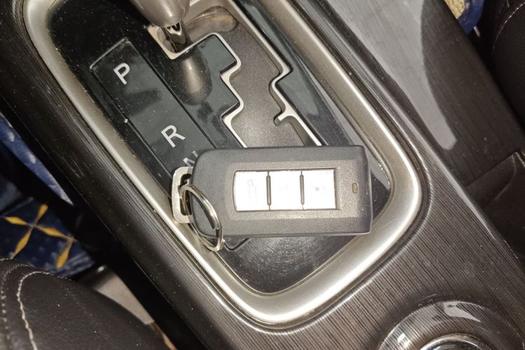 三菱 欧蓝德 2016款 2.4L 四驱精英版 5座中控内饰11