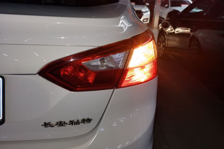 福特 福克斯 2012款 三厢 1.6L 手动舒适型车身外观9