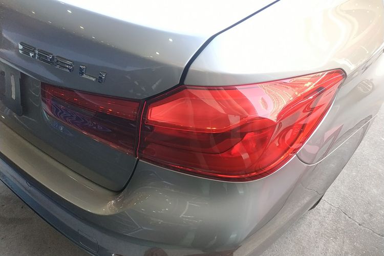 宝马5系 2019款 525Li 豪华套装车身外观9