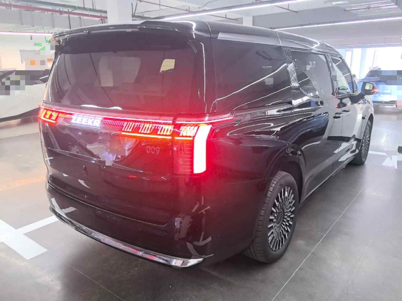 极氪009 2024款 七座过道版四驱 108kWh(4)