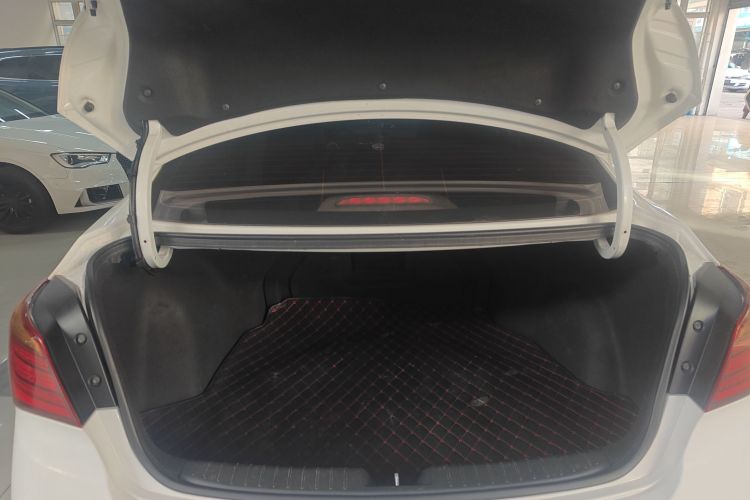 现代 名图 2017款 1.8L 自动尊贵型DLX 国V机舱底盘23