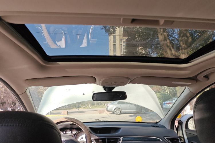 标致308 2014款 乐享版 经典 1.6L 手动风尚型中控内饰22