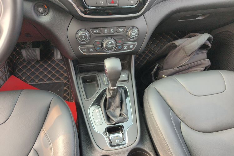 Jeep 自由光 2020款 2.0T 两驱领先版中控内饰18