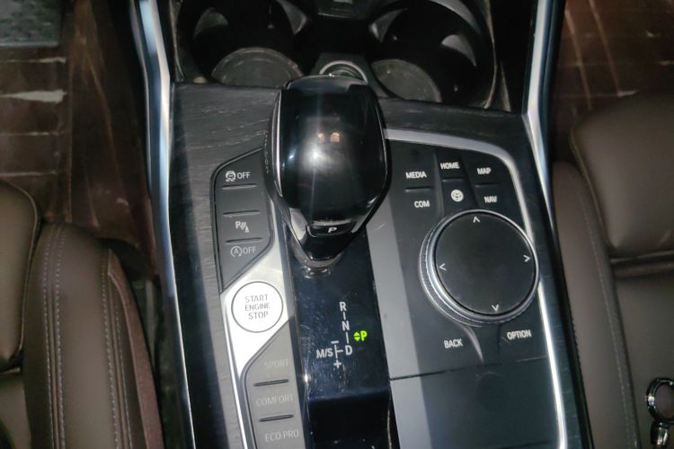 宝马3系 2021款 325i M运动套装中控内饰18