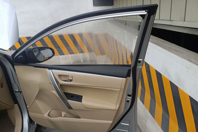 丰田 卡罗拉 2017款 1.2T CVT GL中控内饰7005