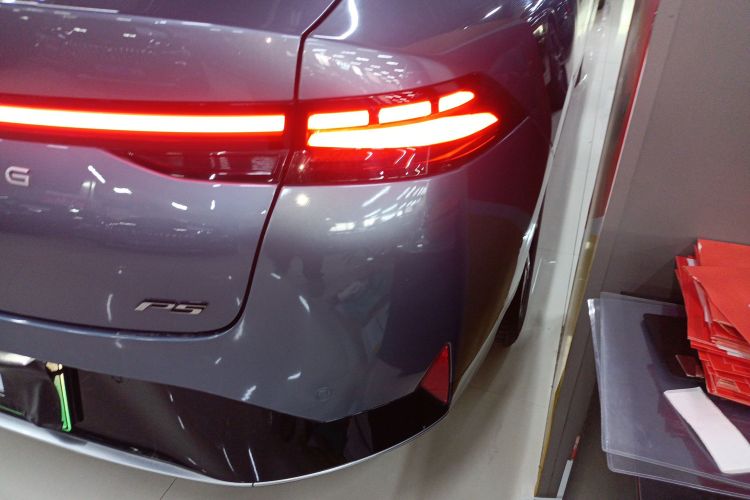 小鹏P5 2021款 550E车身外观9