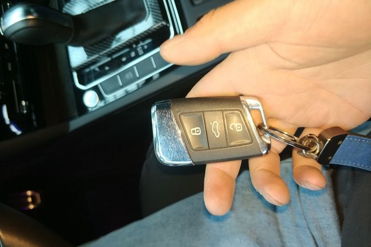 一汽-大众CC 2023款 330TSI 炫目版中控内饰11