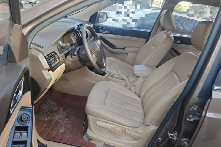 宝骏730 2014款 1.5L 手动舒适ESP版 7座中控内饰7003