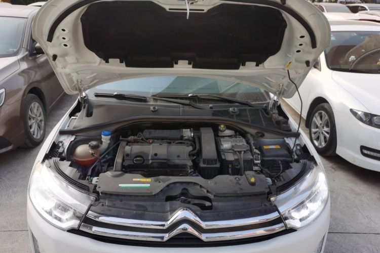 雪铁龙C3-XR 2018款 1.6L 自动先锋型机舱底盘24