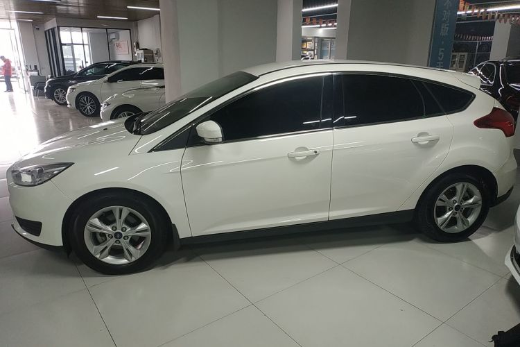 福特 福克斯 2018款 两厢经典 1.6L 自动舒适型智行版车身外观4