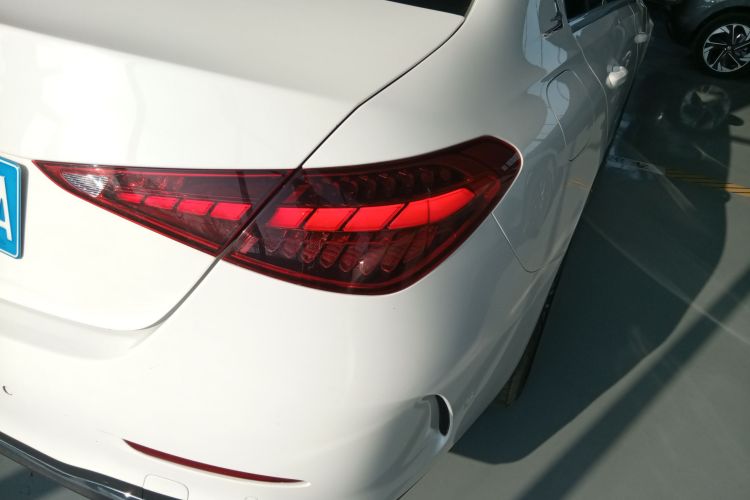 奔驰C级 2023款 C 260 L 运动版车身外观9