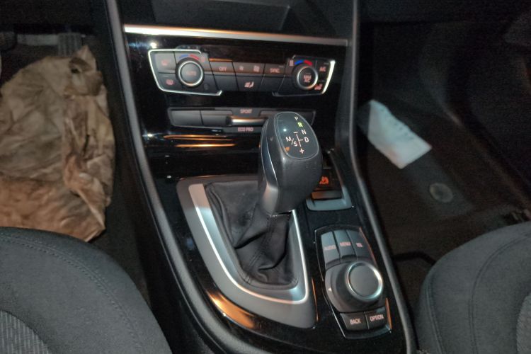 宝马2系旅行车 2016款 218i 领先型中控内饰18