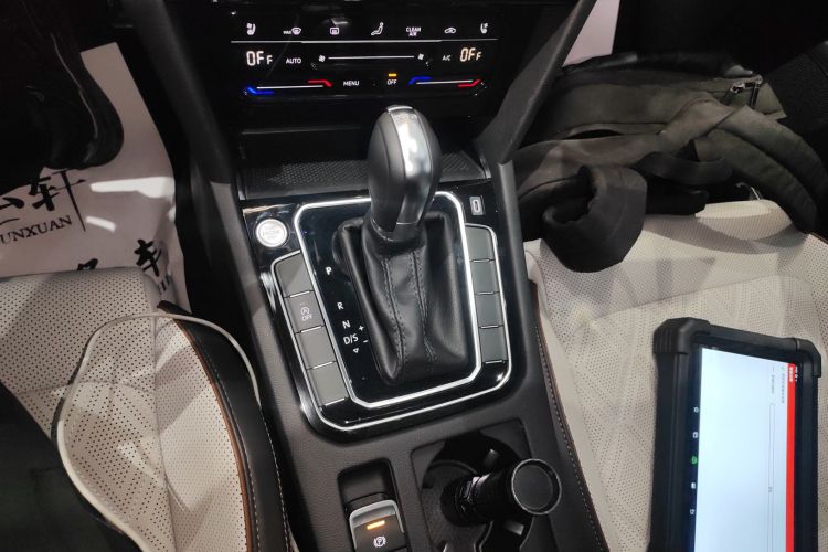 大众 迈腾 2023款 200万辆纪念版 330TSI DSG豪华型中控内饰18