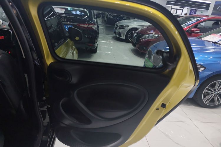 smart forfour 2016款 1.0L 52千瓦灵动版中控内饰45