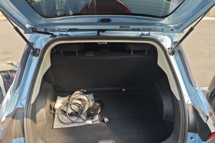 哪吒汽车 哪吒V 2022款 潮 300 Lite 三元锂机舱底盘23