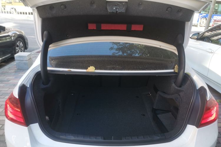 宝马3系 2015款 320i 时尚型机舱底盘23