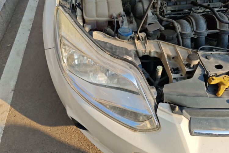 福特 福克斯 2012款 三厢 1.6L 自动舒适型车身外观8