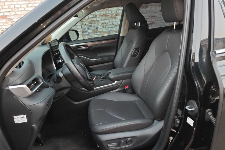 丰田 汉兰达 2024款 2.5L智能电混双擎四驱尊贵版 7座中控内饰19