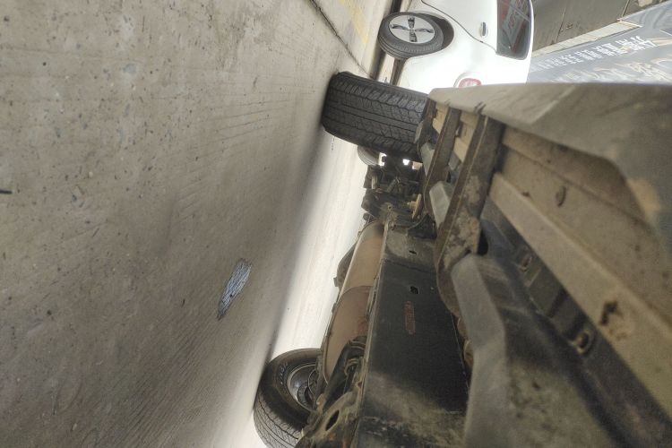 北京BJ40 2016款 40L 2.3T 自动四驱尊享版机舱底盘29