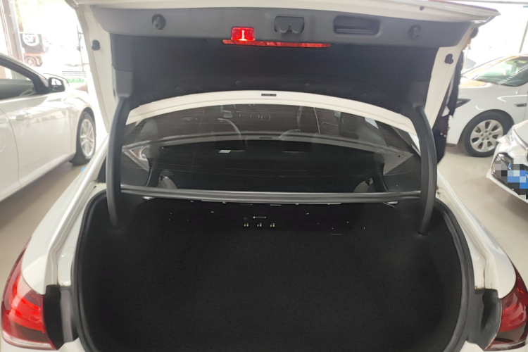 奔驰A级 2021款 A 200 L 运动轿车时尚型机舱底盘23