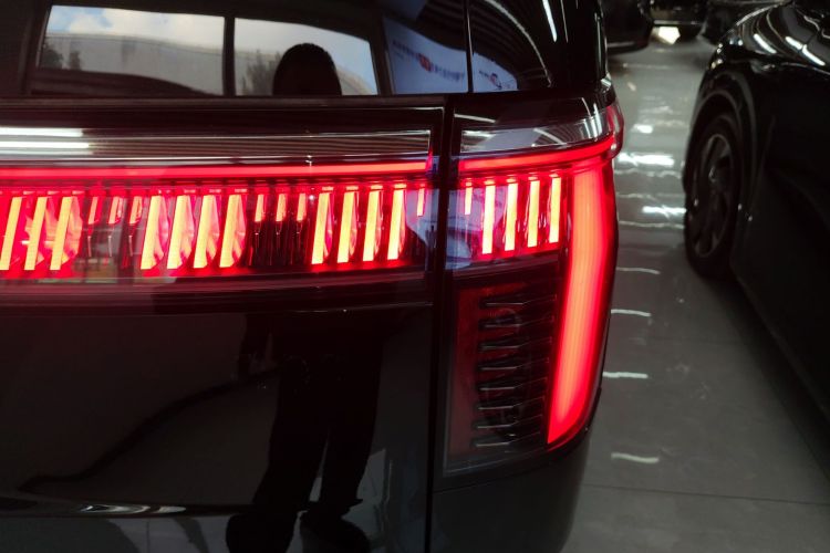 极氪009 2022款 ME版车身外观6006