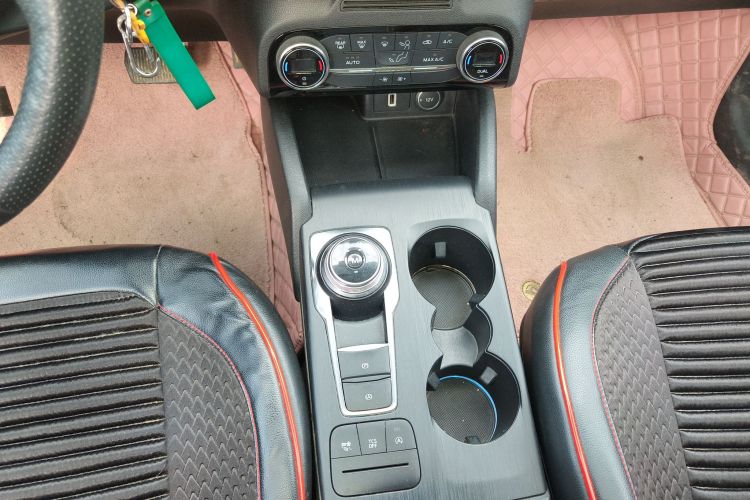 福特 福克斯 2019款 三厢 EcoBoost 180 自动锋潮型局部细节18