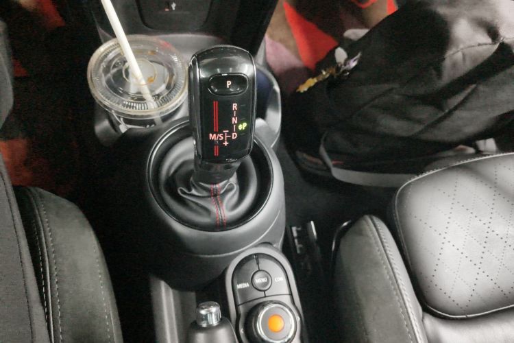 MINI 2019款 2.0T COOPER S 经典派 五门版中控内饰18