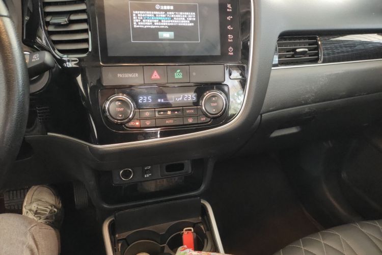 三菱 欧蓝德 2021款 2.4L 四驱致享版 7座局部细节16