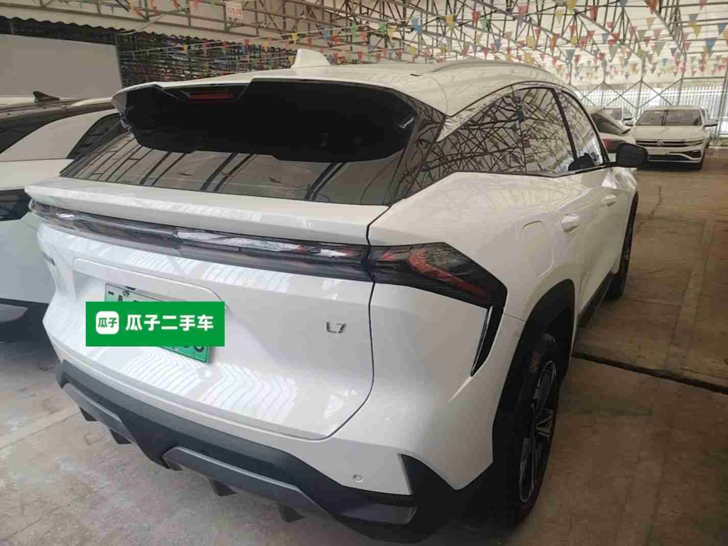 车辆右后45度外观展示