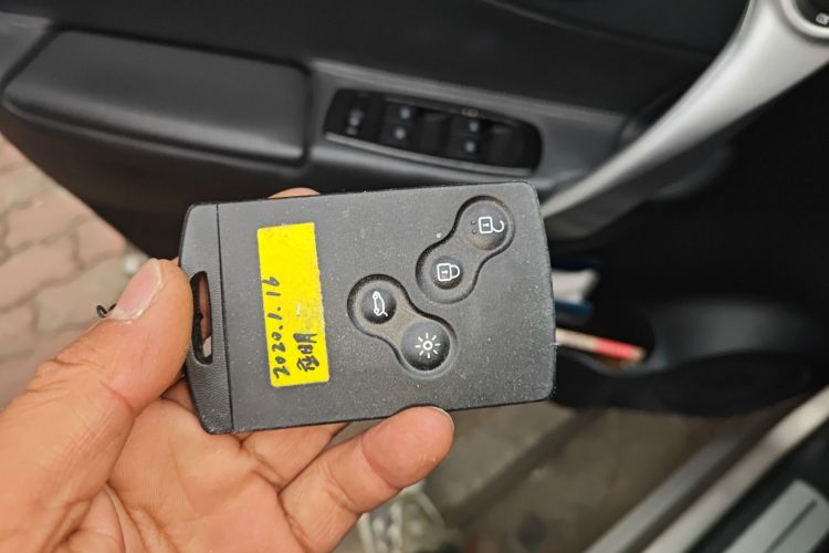 雷诺 科雷傲(进口) 2010款 2.5L 四驱舒适型中控内饰11